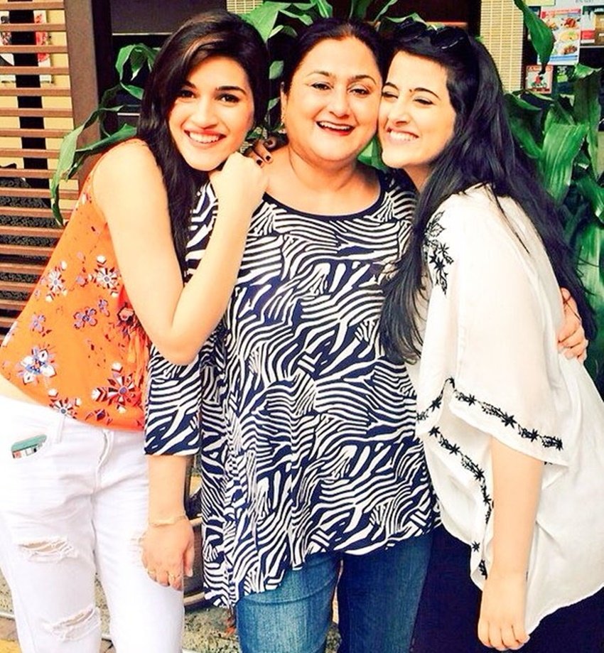 कृति और नूपुर सेनन की मां गीता सेनन प्रोफेसर हैं।