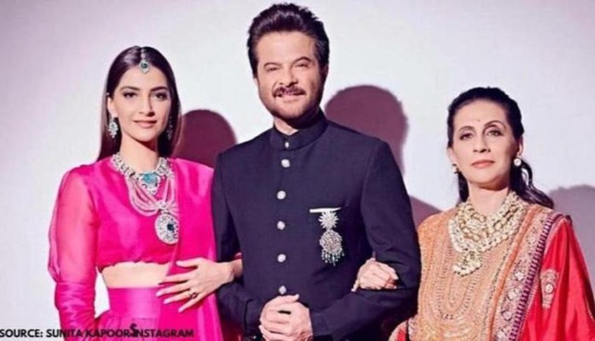 सोनम कपूर की मां सुनीत इंटीरियर डिजायनिंग का काम करती हैं।