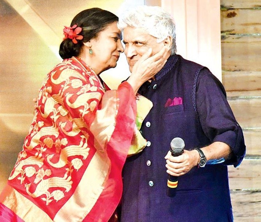 शबाना आजमी ने जावेद अख्तर से शादी की थी। शादी के बाद शबाना ने अपनी संतान ना पैदा करने का फैसला किया। दरअसल वह अपने सौतेले बच्चों फरहान औऱ जोया को ही अपना बच्चा मानने लगीं।