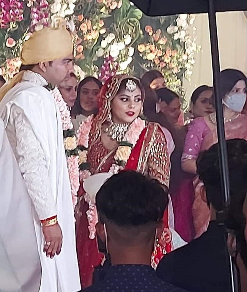दीपाली मुलायम सिंह यादव के भाई और अखिलेश के चाचा स्वर्गीय रणवीर सिंह की बेटी हैं। उनकी शादी फिरोजाबाद के अश्विनी यादव से हुई। अश्विनी पेशे से प्रोफेसर हैं।