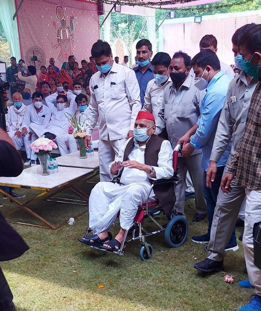 इस शादी में मुलायम सिंह यादव व्हीलचेयर पर दिखे । 
