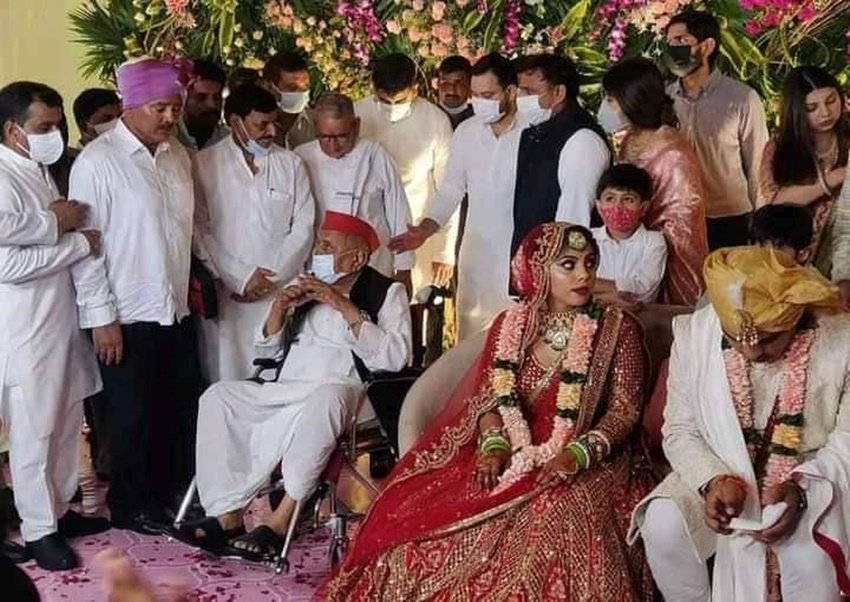 साधना मुलायम सिंह यादव के ज्यादातर पारिवारिक कार्यक्रमों से दूर ही रहती हैं।