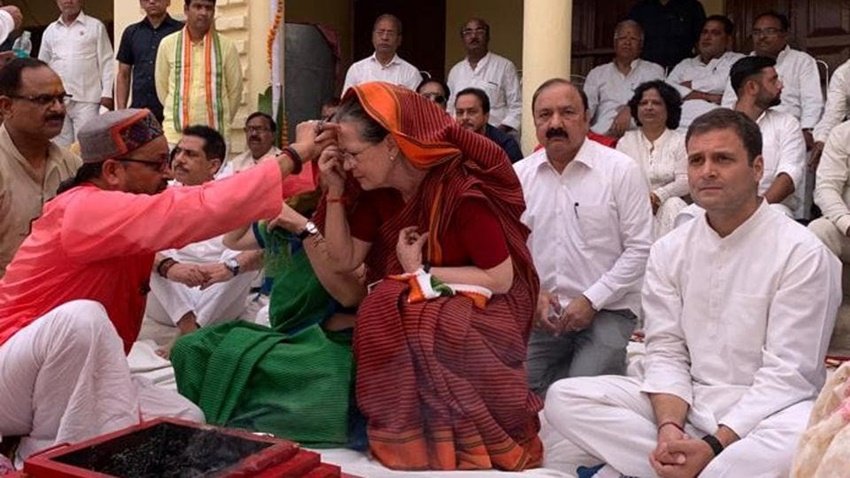 सोनिया गांधी ने अखिलेश यादव को गच्चा देते हुए राहुल गांधी, प्रियंका गांधी और कांग्रेस के दूसरे नेताओं के साथ एम्स का भूमिपूजन कर दिया था।