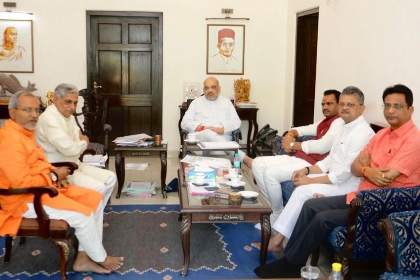 अमित शाह की बैठक में आने वाले मेहमानों को अपने जूते-चप्पल बाहर ही निकालने पड़ते हैं।