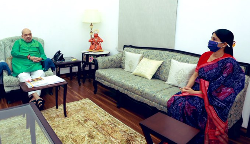 अमित शाह जिस सोफे पर बैठते हैं उसपर उनकी सुविधा के लिए छोटे-छोटे कुशन रखे होते हैं। ( <a href="https://www.jansatta.com/photos/picture-gallery/revealed-the-food-habbits-of-pm-narendra-modi-rahul-gandhi-amit-shah-and-other-top-politicians/1446094/">अमित शाह पोहा तो राहुल गांधी मोमोज, जानिए किस फास्ट फूड के दीवाने हैं ये 7 बड़े राजनेता</a> )