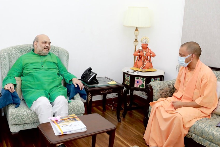 अमित शाह ने अपने बैठक में भगवान हुनामन की एक मूर्ति रखी हुई है।