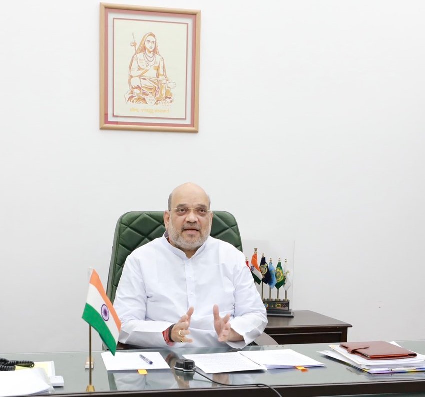 कोरोना काल में अमित शाह अपने इसी ऑफिस में वीडियो कॉन्फ्रेंसिंग के जरिए लोगों संग बैठकें करते हैं। ( <a href="https://www.jansatta.com/photos/picture-gallery/yogi-adityanath-vs-narendra-modi-see-inside-photos-of-up-cm-office-after-his-rift-with-bjp-top-leaders/1738870/">दीवार पर नरेंद्र मोदी और टेबल पर हनुमान, देखें अंदर से कैसा है योगी आदित्यनाथ का सीएम ऑफिस</a> )