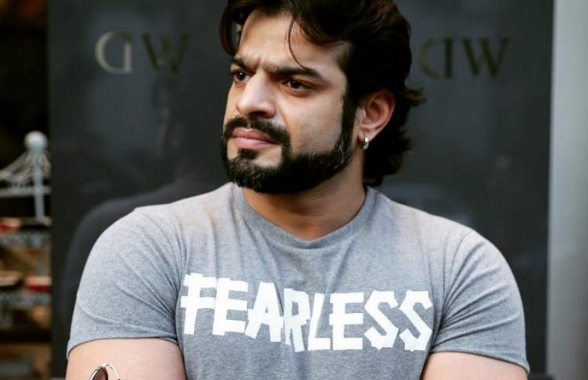 इतना सब कपल सह ही रहा था कि सोशल मीडिया पर ट्रोलरों ने कपल को निशाना बनाना शुरू कर दिया। ट्रोल्स ने कहा कि हमारे साथ ऐसा ही होना चाहिए था और हमारा कभी दूसरा बच्चा नहीं होगा। कुछ लोगों ने करण को मुझे छोड़ने तक की सलाह दे दी थी।