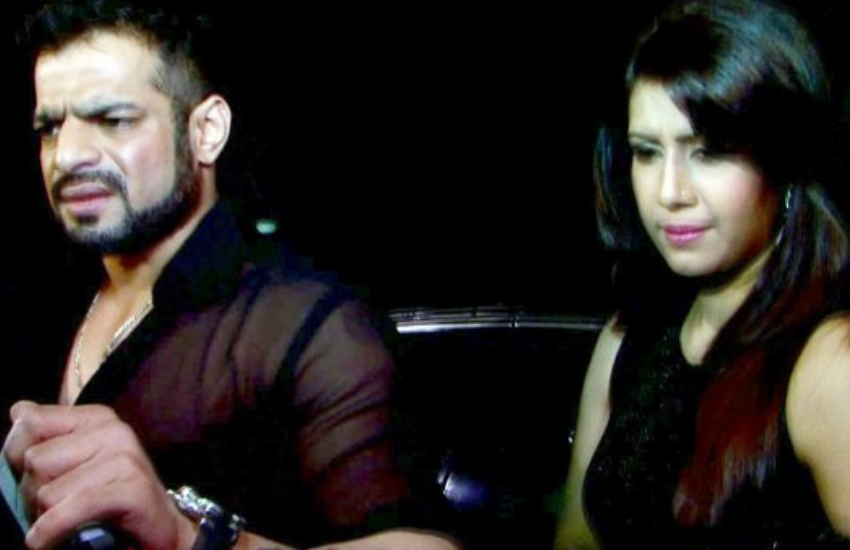 इन गहरे आघात से वह टूटती जा रही थीं,लेकिन ऐसे वक्त में करण ने उनका साथ दिया और खुद भी संभले और मुझे भी इस डिप्रेशन से बाहर निकाला था।(<a href="https://www.jansatta.com/photos/lifestyle-gallery/akshay-kumar-actress-vidya-balan-was-furious-on-questions-on-pregnancy-she-said-i-am-not-a-child-making-machine/1755958/ ">प्रेग्नेंसी के सवाल पर जब बौखला गई थी अक्षय कुमार की ये एक्ट्रेस, कहा था- मैं बच्चा पैदा करने की मशीन नहीं हूं </a> )