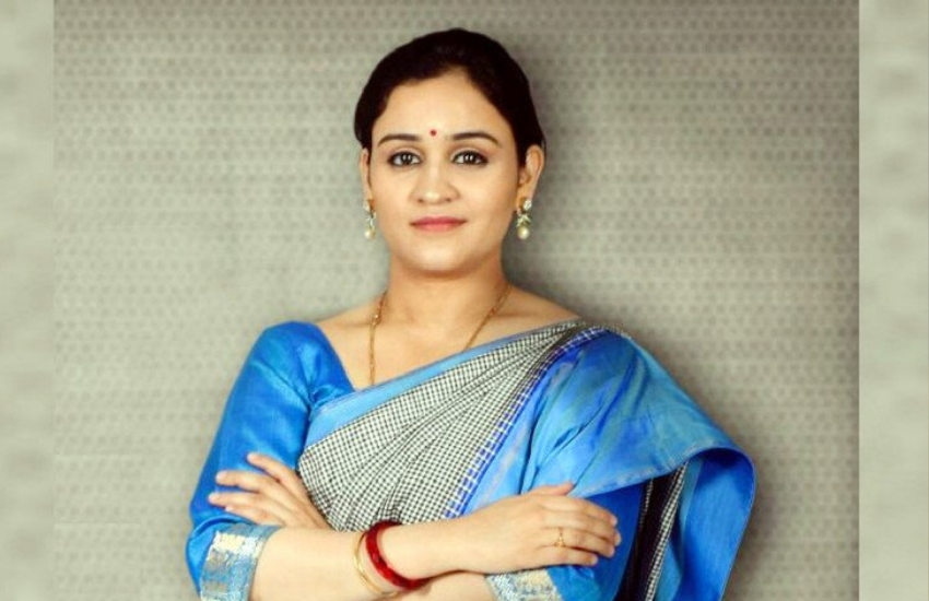 अपर्णा ने अपने गुरु के इस शिकायत पर सकुचा गईं और खुलकर तो कुछ नहीं कह सकीं, बस इतना कहा कि जब हुआ था तब की बात अलग थी। (All Photos: Social Media)