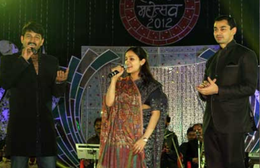 मनोज तिवारी और अपर्णा के बीच गुरु-शिष्य का संबंध है। लखनऊ महोत्सव में अपर्णा ने मनोज संग अपनी प्रस्तुति भी दी थी।