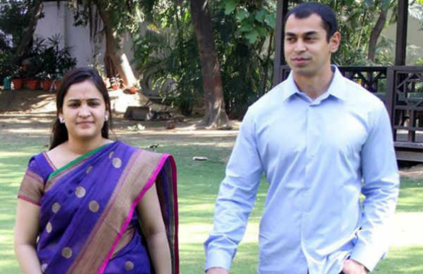 जनसभा में ही एक बार अपर्णा यादव ने अपनी प्रतिद्वंदी बीजेपी की रीता बहुगुणा जोशी को चली हुई कारतूस की गोली बोल दी थीं।(<a href=" https://www.jansatta.com/photos/lifestyle-gallery/akhilesh-yadav-step-mother-has-kept-the-son-room-closed-even-today-mulayam-singh-yadas-second-wife-sadhna-gupta-expressed-pain/1755248/ "> अखिलेश यादव की सौतेली मां ने आज भी बंद रखा है बेटे का कमरा, मुलायम सिंह यादव की दूसरी पत्नी साधना गुप्ता ने बयां किया था दर्द </a> )