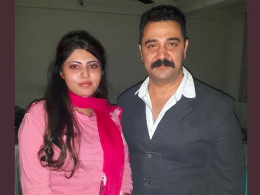भोजपुरी एक्ट्रेस अलीना शेख ने मुदस्सिर से लव मैरिज की थी। शादी के एक साल बाद पति ने एक तलाकनामा भेजा, जिसमें तीन बार तलाक.. तलाक.. तलाक.. लिखा था। उस समय वह तलाक नामा अवैध करार हुआ था। उसके कुछ समय बाद 100 रुपए के स्टॉम्प पेपर पर मुदस्सिर ने अलीन को तलाकनामा भेजा और उनसे अलग हो गए।