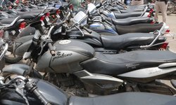 पुरानी Royal Enfield या Bajaj Pulsar लेनी है तो यहां मिल रही, जानें प्राइस