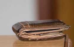 महिला को 46 साल बाद मिला खोया हुआ बटुआ, 1975 के बाद अब सोशल मीडिया ने मिलाया