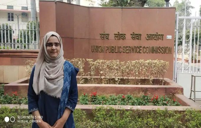 ‘पुराने पेपर्स सॉल्व करके आसानी से क्लियर हो सकता है UPSC एग्जाम’ कश्मीर की रहने वाली नादिया बनीं IAS, शेयर किया अनुभव