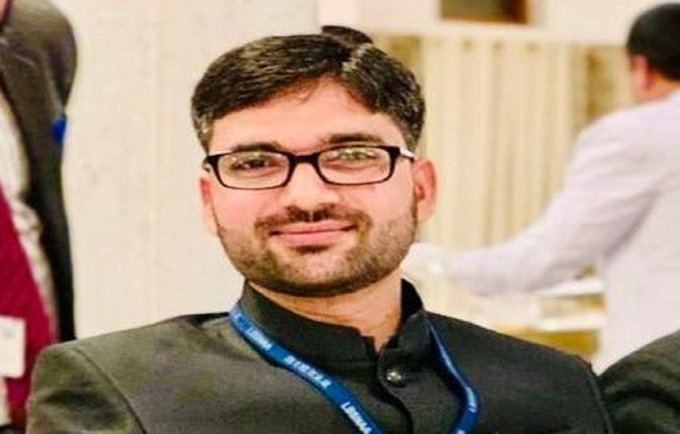 कोचिंग नहीं सेल्फ स्टडी को बताया मूल-मंत्र, पुरानी गलतियों को सुधारा और आज हैं IAS अधिकारी आलोक कुमार
