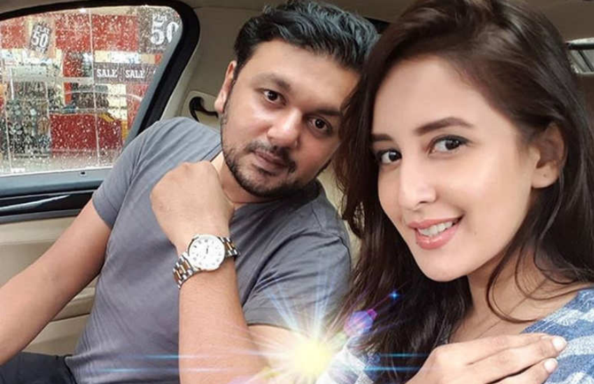 Chahat Khanna, Farhan Mirza