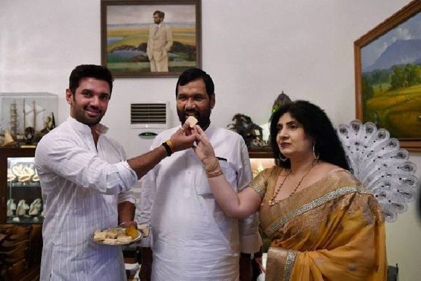रीना रामविलास पासवान की दूसरी पत्नी हैं। रामविलास ने पहली पत्नी को तलाक देने के बाद रीना शर्मा से ब्याह रचाया था। रीना एयर होस्टेस हुआ करती थीं। एक बार फ्लाइट के दौरान पासवान की उनसे मुलाकात हुई जो आगे चलकर प्यार और फिर शादी में तब्दील हो गई।