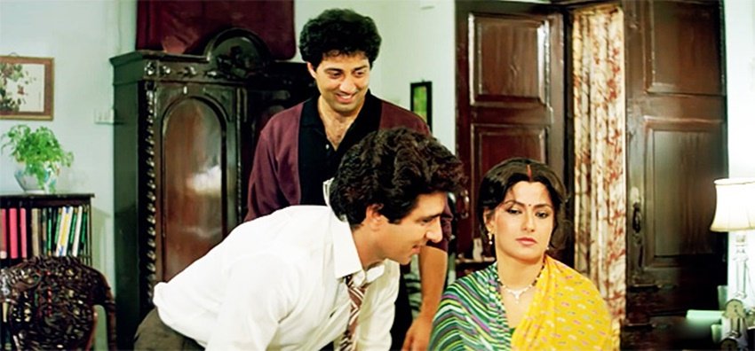 पूरा मामला साल 1991 का है। तब घायल फिल्म की शूटिंग हो रही थी। फिल्म में सनी देओल लीड रोल में थे। फिल्म में उनकी भाभी की किरदार निभाया था धर्मेंद्र की खास दोस्त मौसमी चटर्जी ने। ( <a href="https://www.jansatta.com/photos/picture-gallery/sunny-deol-dimple-kapadia-love-story-when-rajesh-khanna-daughters-called-dharmendra-hema-malini-son-chhote-papa/1744297/">राजेश खन्ना से बिना तलाक अलग हो गई थीं डिंपल कपाड़िया, बेटियां सनी देओल को कहने लगी थीं ‘छोटे पापा’</a> )