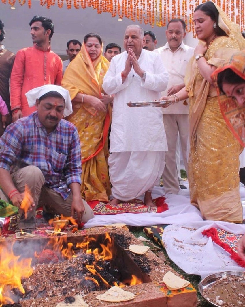 Dimple Yadav, Akhilesh Yadav SP, Mulayam Singh second wife