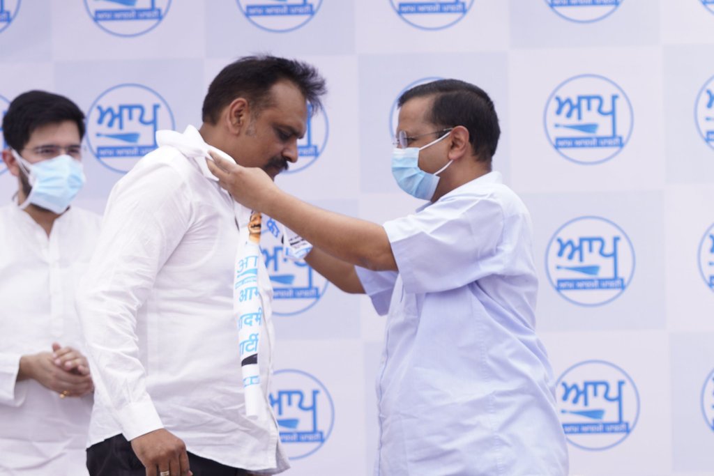 पूर्व IG को आम आदमी पार्टी में शामिल करवाते दिल्ली के मुख्यमंत्री अरविंद केजरीवाल (फोटो-Twitter- @ArvindKejriwal)