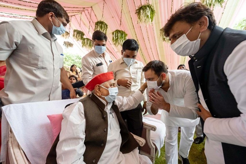 शादी में लालू के बेटे तेजस्वी यादव भी शामिल हुए। तेजस्वी ज्यादातर वक्त अखिलेश यादव के साथ ही  दिखे। ( <a href="https://www.jansatta.com/photos/picture-gallery/mulayam-singh-yadav-vs-lalu-prasad-yadav-when-tejashwi-yadav-father-take-jibe-on-his-daughter-rajlakshmi-yadav-father-and-husband/1702464/">मुलायम सिंह को धोती और छाता देकर मना लेंगे, जब लालू यादव लेने लगे अपने नाराज समधी के मजे</a> )