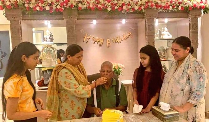 74 के हुए लालू प्रसाद यादवः पस्त स्वास्थ्य के बीच दिल्ली में पत्नी-बेटियों के साथ काटा केक, बिहार में कटआउट की उतरेगी आरती; बोले तेज- आपको मेरी उमर भी लग जाए