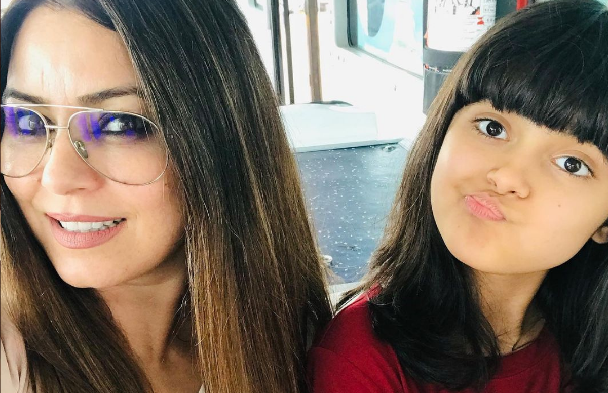 ‘बॉलीवुड बबल’ को दिए इंटरव्यू में महिमा ने बताया था शादी के बाद बॉबी ने बेटी अर्याना का स्कूल में एडमिशन के दौरान भी बहुत समस्या पैदा की थी। वह फादर के रूप में उसके फार्म पर साइन नहीं कर रहे थे।(<a href=" https://www.jansatta.com/photos/lifestyle-gallery/krushna-abhishek-wife-kashmera-shah-of-kapil-sharma-show-failed-14-times-in-pregnancy-people-taunted-on-her-figure/1757540/ "> प्रेग्नेंसी में 14 बार फेल हुई थीं कपिल शर्मा के दोस्त की पत्नी, दूसरी शादी और फिगर पर कसे थे लोगों ने ताने </a> )