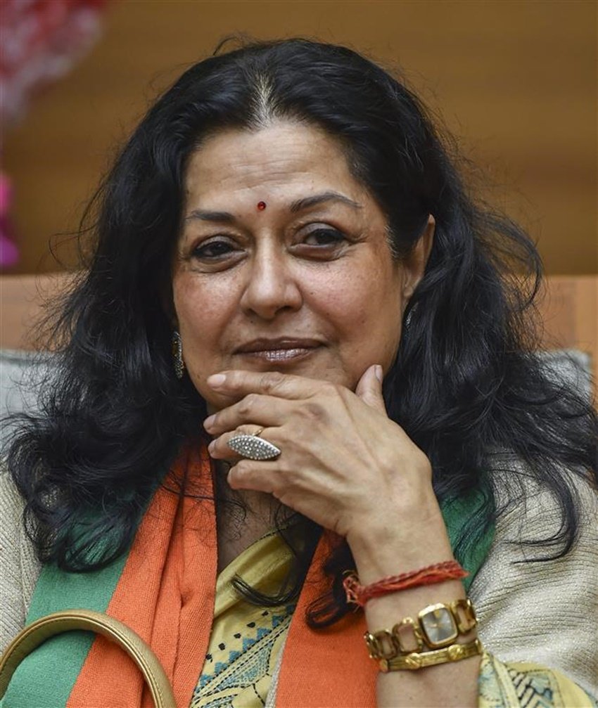 सनी देओल की इस आदत पर एक दिन मौसमी चटर्जी भड़क गईं। उन्होंने सबके सामने सनी देओल पर चीखते हुए कह दिया कि तुम फिल्मों में काम करने लायक ही नहीं हो,जाओ जाकर पंजाब में काम करो। अपने पिता धर्मेन्द्र का नाम खराब मत करो।