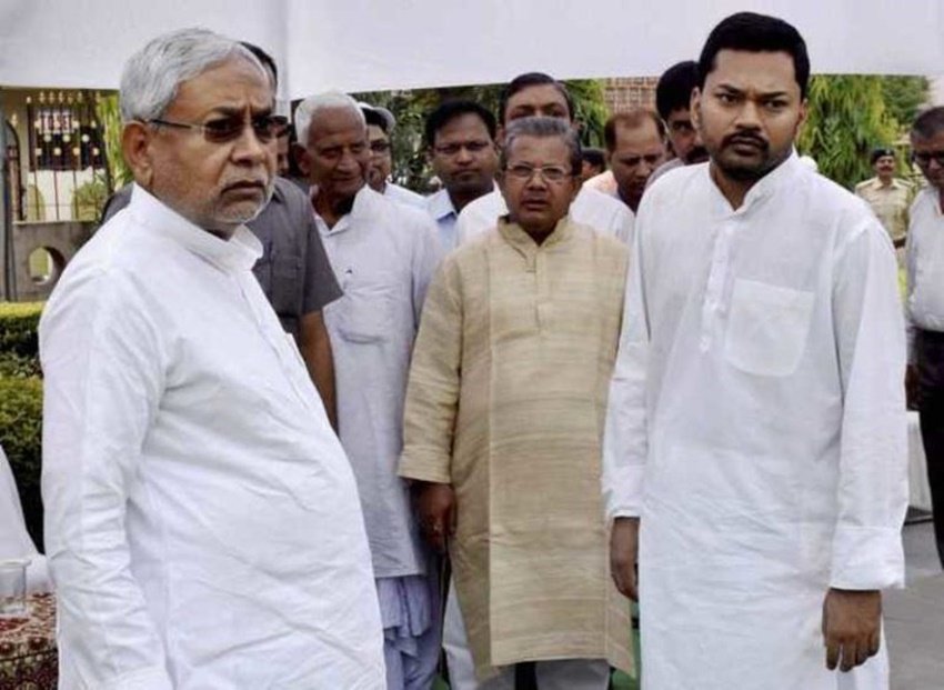 बिहार के मुख्यमंत्री नीतीश कुमार भारत की राजनीति का बड़ा नाम हैं। उनके इकलौते बेटे हैं निशांत कुमार। निशांत राजनीति नहीं करना चाहते। पेशे से इंजीनियर निशांत खुद को आध्यात्म की दुनिया से जोड़े रखना चाहते हैं। (यह भी पढ़ें: <a href="https://www.jansatta.com/photos/picture-gallery/muayam-singh-yadav-second-wife-sadhana-gupta-to-amitabh-bachchan-sunny-deol-costar-kirron-kher-these-politicians-never-give-birt-their-child-after-divorce-and-second-marriage/1723406/">तलाकशुदा से रचाई शादी, इन राजनेताओं ने दूसरे ब्याह के बाद नहीं पैदा की अपनी संतान</a> )