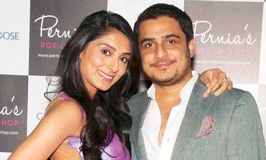 मशहूर मीट कारोबारी मोइन कुरैशी ने बेटी पर्निया कुरैशी की शादी अर्जुन प्रसाद से की है। अर्जुन पर्निया के साथ ओमान में एक क्लॉथिंग कंपनी चला रहे हैं।