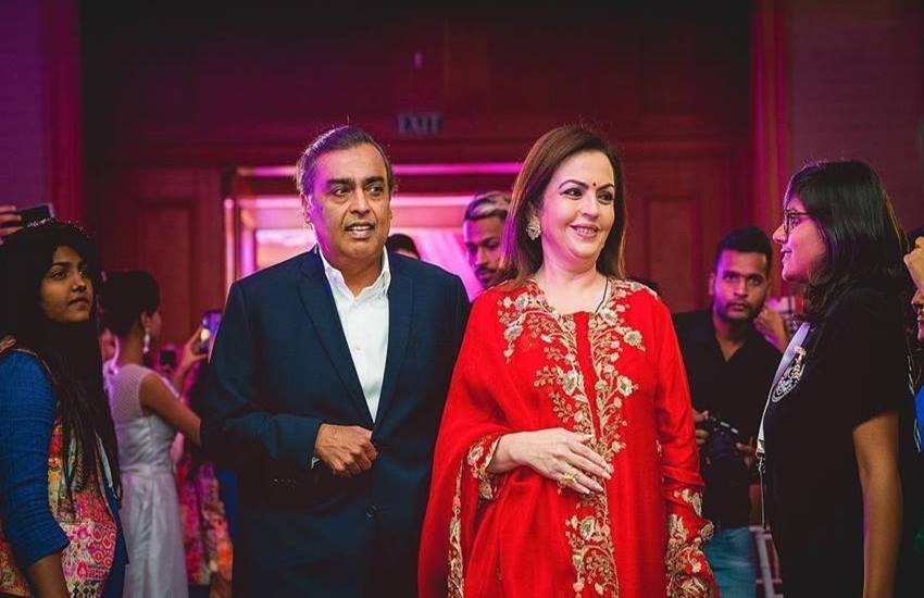 मीडिया रिपोर्ट्स की मानें तो मुकेश अंबानी ने नीता अंबानी के जन्मदिन पर उन्हें 100 करोड़ से ज्यादा महंगा एक प्राइवेट जेट गिफ्ट किया था। बच्चों को भी मुकेश महंगे गिफ्ट देते हैं।
