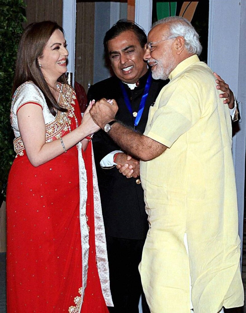 तस्वीर में नरेंद्र मोदी के साथ नीता अंबानी और मुकेश अंबानी। (यह भी पढ़ें: <a href="https://www.jansatta.com/photos/picture-gallery/mukesh-ambani-lifestyle-know-all-about-electricity-and-water-bill-of-asia-richest-person-and-anand-piramal-mil-nita-ambani-husband-luxurious-bunglow-antillia/1753041/">एशिया के सबसे अमीर शख्स हैं मुकेश अंबानी, जानिए कितना आता है उनके आलीशान घर एंटीलिया में बिजली और पानी का बिल</a> )