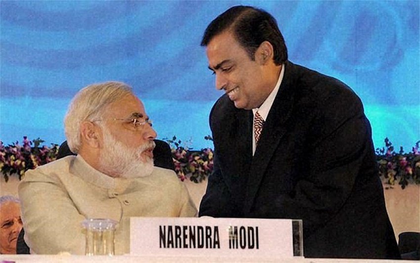 इस तस्वीर में नरेंद्र मोदी से मिलते मुकेश अंबानी दिख रहे हैं। ये तस्वीर तब की है जब मोदी गुजरात के सीएम थे।