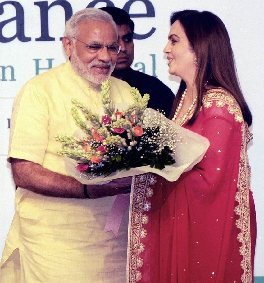 नरेंद्र मोदी पीएम रहते हुए रिलायंस के कार्यक्रमों में भी शिरकत कर चुके हैं।