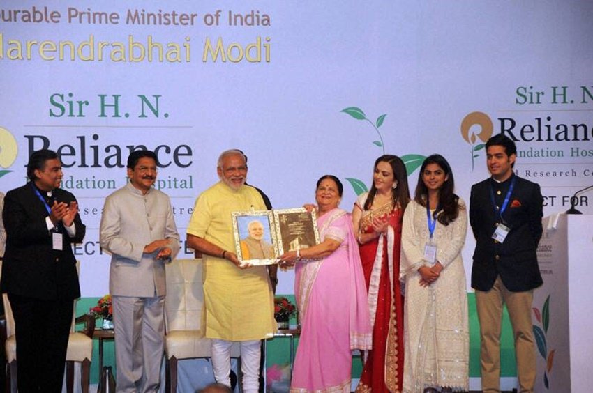 रिलायंस इंडस्ट्रीज के किसी कार्यक्रम में नरेंद्र मोदी को उपहार देतीं मुकेश अंबानी की मां कोकिला बेन।