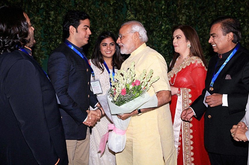 मुकेश अंबानी के बेटे आकाश से हाथ मिलाते नरेंद्र मोदी।
