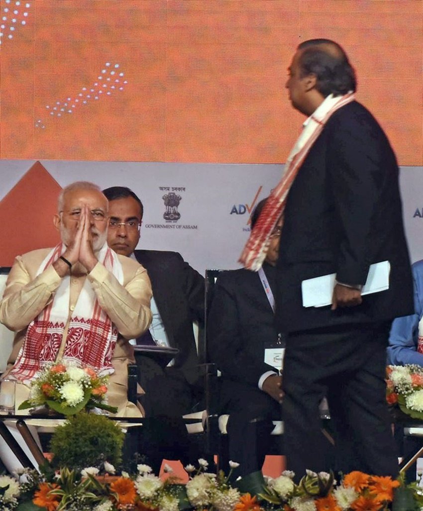 एक कार्यक्रम के दौरान मुकेश अंबानी का अभिवादन करते नरेंद्र मोदी।