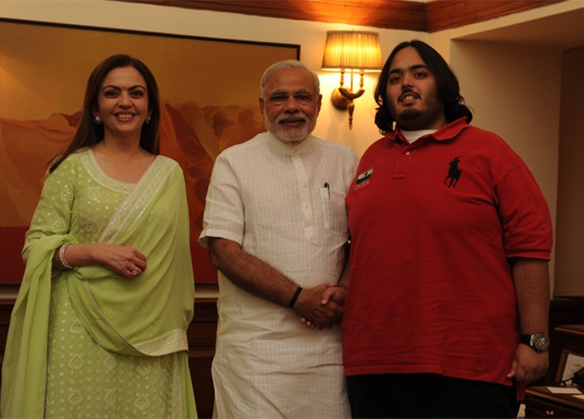 नरेंद्र मोदी और मुकेश अंबानी दोनों ही गुजरात से आते हैं। जब मोदी सीएम थे तब से ही अंबानी परिवार के साथ उनके अच्छे संबंध हैं।
