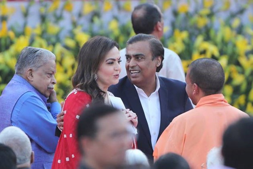 यूपी के सीएम योगी आदित्यनाथ के साथ मुकेश और नीता अंबानी। ये तस्वीर 2019 में पीएम नरेंद्र मोदी के शपथ ग्रहण समारोह की है। 