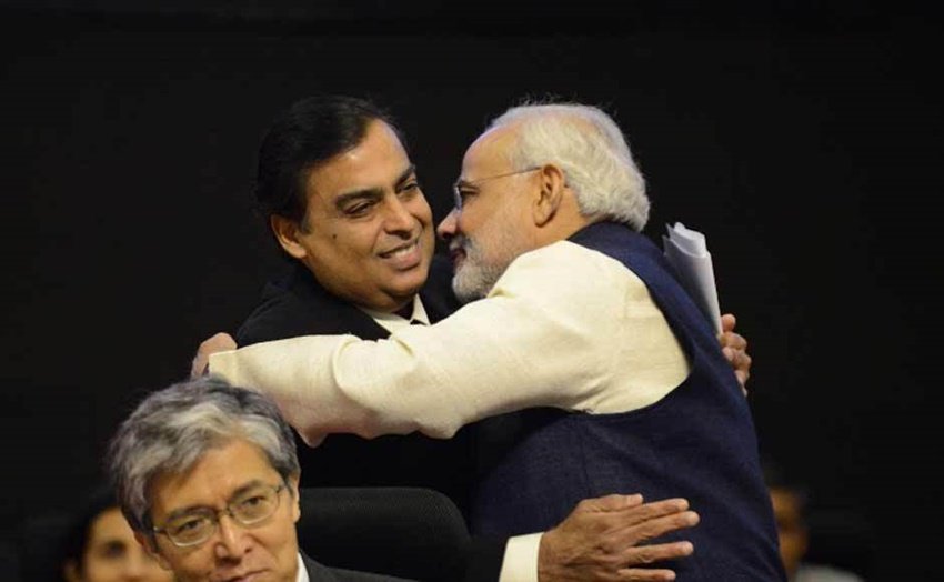 गुजरात का सीएम बनने के बाद से ही नरेंद्र मोदी और मुकेश अंबानी में काफी अच्छे संबंध हैं। दोनों के बीच की मधुरता आज बी कायम है।