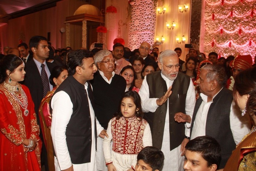 बता दें कि तमाम राजनैतिक और वैचारिक मतभेदों से इतर मुलायम के नरेंद्र मोदी से काफी अच्छे संबंध हैं। प्रधानमंत्री मुलायम सिंह यादव के पारिवारिक कार्यक्रमों में उनके गांव भी जा चुके हैं। ( <a href="https://www.jansatta.com/photos/picture-gallery/mulayam-singh-yadav-narendra-modi-relationship-see-what-type-of-bonding-dimple-yadav-father-in-law-share-with-bjp-amit-shah-friend-pm/1731888/">मुलायम सिंह की हर बात का नरेंद्र मोदी रखते हैं मान, अखिलेश यादव के पिता के पीएम संग ऐसे हैं संबंध</a> )