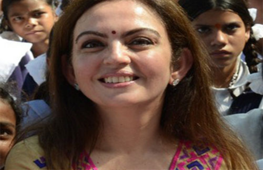 नीता का जन्म एक मुंबई के एक मध्यम-वर्गीय परिवार में हुआ था। उनके पिता बिड़ला की एक कंपनी में उच्चाधिकारी थे। नीता ने एक इंटरव्यू में बताया था कि उनका बहुत बड़ी ज्वाइंट फैमेली थी।