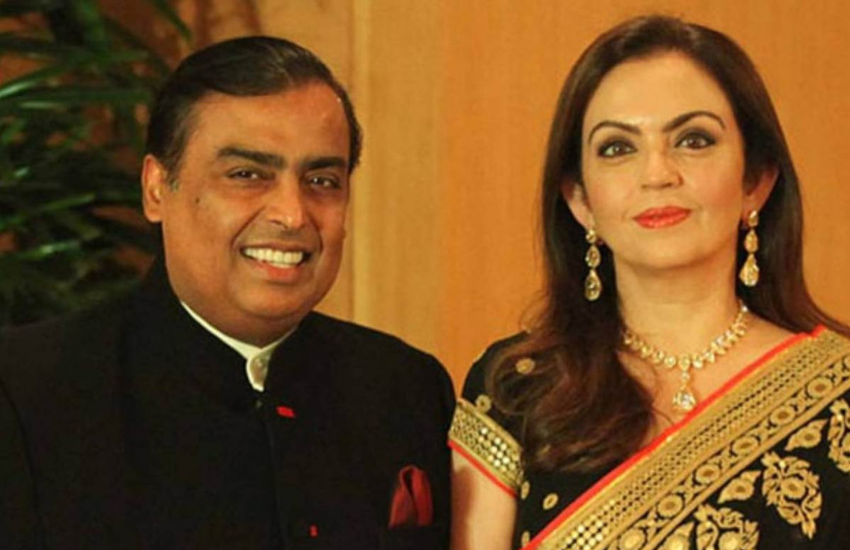 एशिया के सबसे अमीर शख्स मुकेश अंबानी (Mukesh Ambani) की पत्नी नीता अंबानी (Nita Ambani) की शादी को करीब 36 साल हो चुके हैं। धीरुभाई अंबानी के बड़े बेटे मुकेश के लिए उनके पिता ने खुद नीता को पसंद किया था। हालांकि नीता अंबानी और मुकेश को शादी करने का अंतिम फैसला लेने का हक दिया था। नीता और मुकेश अंबानी ने एक-दूसरे को जानने-समझने के बाद शादी का फैसला लिया था। हालांकि, नीता अंबानी ने एक इंटरव्यू में कहा था कि मुकेश उनसे मिलने से पहले किसी और से प्यार करते थे। कौन था ये मुकेश का पहला प्यार आइए जानें।