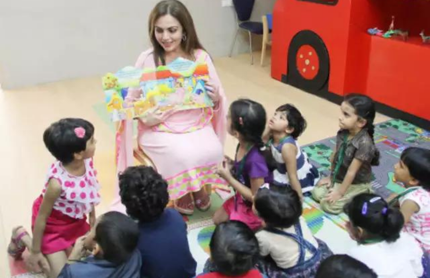 नीता अंबानी ने नारसी मोनजी कॉलेज ऑफ कॉमर्स एंड इकोनॉमिक्स से ग्रेजुएशन किया था और इसके बाद वह एक स्कूल टीचर बन गई थीं। (<a href="https://www.jansatta.com/photos/lifestyle-gallery/what-was-the-effect-of-business-division-on-tina-ambani-and-nita-ambani-answer-is-hidden-in-these-pictures-of-devrani-jethani/1756079/ ">बिजनेस बंटवारे का टीना और नीता अंबानी पर क्या था असर, देवरानी-जेठानी की इन तस्वीरों में छुपा है जवाब </a> )