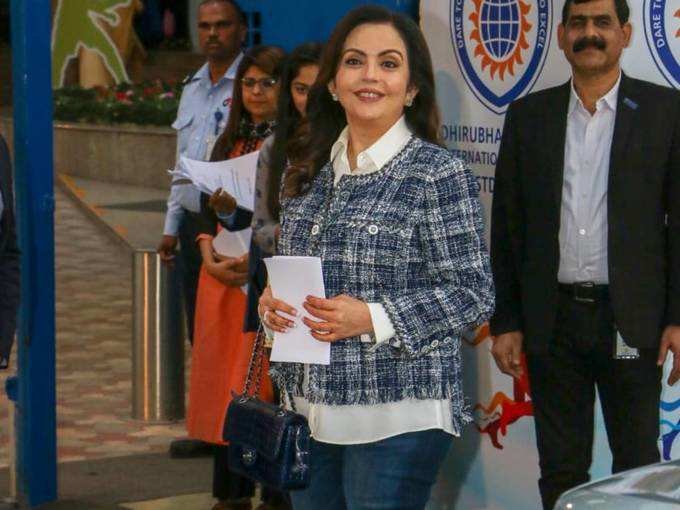 साल 2019 में जब नीता अंबानी धीरूभाई अंबानी इंटरनेशनल स्कूल के वार्षिक दिवस पर पहुंची थीं। इस दौरान नीता अंबानी ब्लू चेक्ड जैकेट, वाइट शर्ट और ब्लू डेनिम में नजर आई थीं।(<a href=" https://www.jansatta.com/photos/lifestyle-gallery/at-akash-ambanis-wedding-mukesh-ambani-nita-ambani-had-sang-with-shahrukh-khan-antilia-was-decorated-on-radha-krishna-theme/1746353/ "> आकाश अंबानी की शादी में नीता अंबानी संग शाहरुख खान-गौरी खान ने भी लगाए थे ठुमके, देखें रॉयल वेडिंग की तस्वीरें </a> )