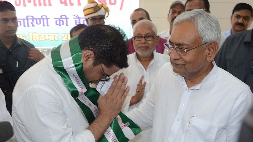 प्रशांत किशोर ने अपने पॉलिटिकल डेब्यू के लिए नीतीश कुमार की जनता दल यूनाइटेड को चुना। हालांकि कुछ समय बाद ही उनका जदयू से मोह भंग हो गया और उन्होंने खुद को पार्टी से किनारे कर लिया।
