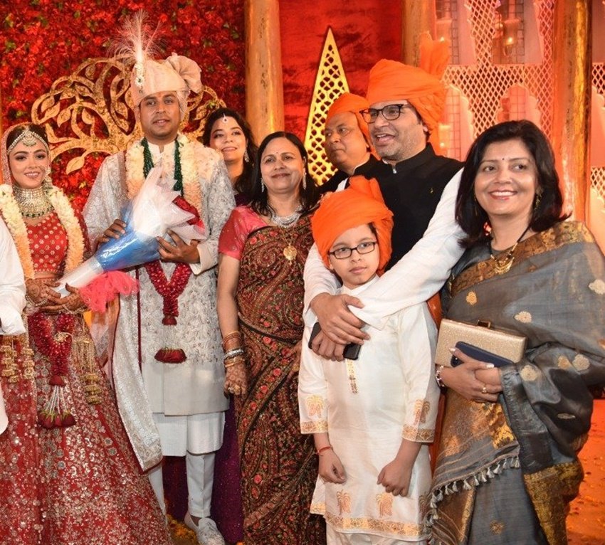 जाह्नवी दास और प्रशांत किशोर के एक बेटे हैं। गैर राजनीतिक पार्टियों में जाह्नवी प्रशांत किशोर के साथ नजर आ जाती हैं। 
