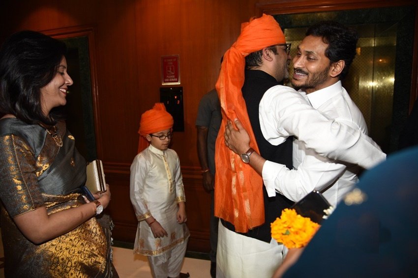 जाह्नवी दास पेशे से डॉक्टर हैं। दोनों के बीच की मुलाकात पहले दोस्ती और फिर  प्यार में बदल गई। आगे चलकर प्रशांत किशोर ने जाह्नवी दास से शादी रचा ली। ( <a href="https://www.jansatta.com/photos/picture-gallery/jaya-jetlely-george-fernandes-relationship-rahul-gandhi-partymen-alka-lamba-amitabh-bachchan-friend-kirron-kher-to-bjp-mp-roopa-ganguly-these-female-politicians-take-divorce-after-become-mother/1727830/">सफल नहीं रही इन 5 महिला नेताओं की लव मैरिज, बच्चा होने के बाद पति संग हुआ तलाक</a> )